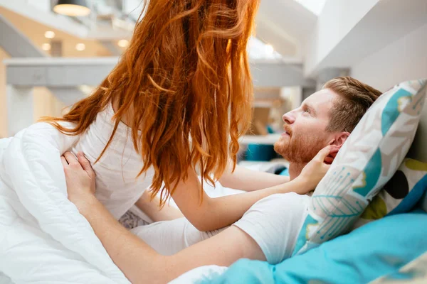 Apasionada Pareja Juego Previo Cama Con Sensualidad — Foto de Stock