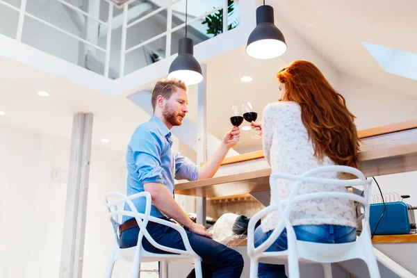 Schönes Paar Feiert Einzug Neue Wohnung Indem Auf Wein Anstößt — Stockfoto