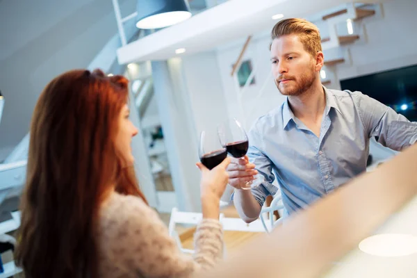 Hermosa Pareja Brindando Con Vino Para Celebrar Aniversario —  Fotos de Stock