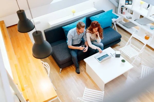 Bella Coppia Innamorata Lavorare Accogliente Soggiorno — Foto Stock