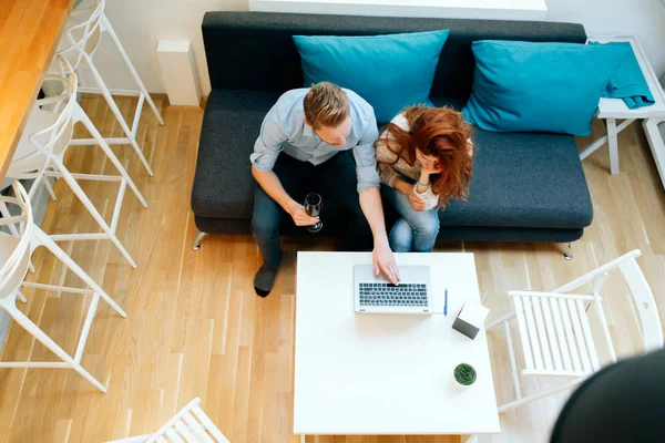 Paar Arbeitet Zusammen Schönem Wohnzimmer Mit Laptop Auf Schreibtisch — Stockfoto