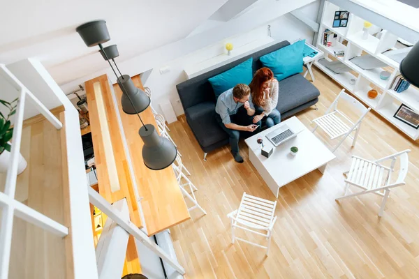 Paar Surfen Samen Woonkamer Van Boven Gezien — Stockfoto