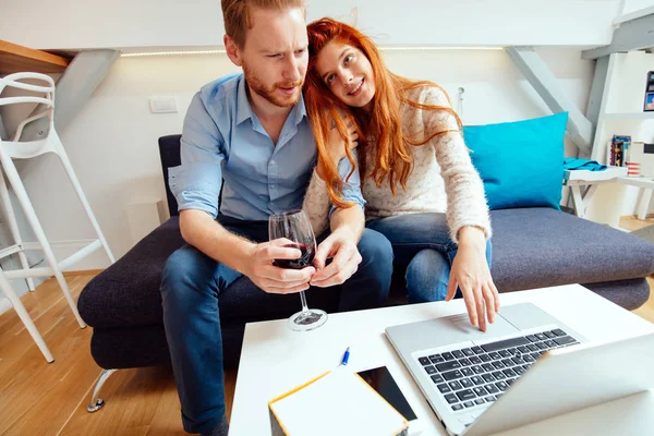 Pareja Asegurando Internet Mientras Está Sentado Sofá Hermosa Sala Estar — Foto de Stock