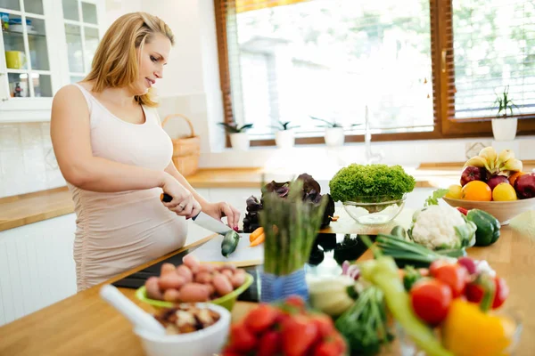 Mujer Embarazada Haciendo Una Comida Cocina Con Ingredientes Frescos —  Fotos de Stock