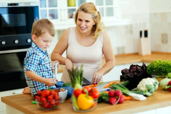 Мати Дитина Готують Обід Свіжих Овочів — стокове фото
