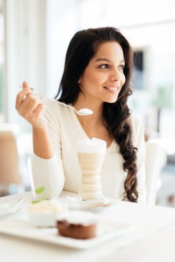 Çekici Bayan güzel bir kafede kahve içme