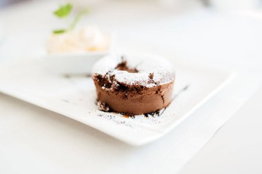 Güzel sufle ve vannila restoranda servis dondurma