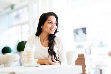 Güzel bir genç esmer kahve içme kafede portresi