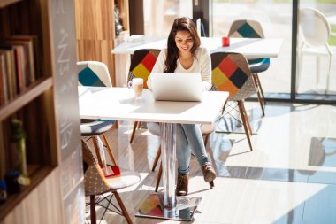 Güzel esmer defter üzerinde eğitim