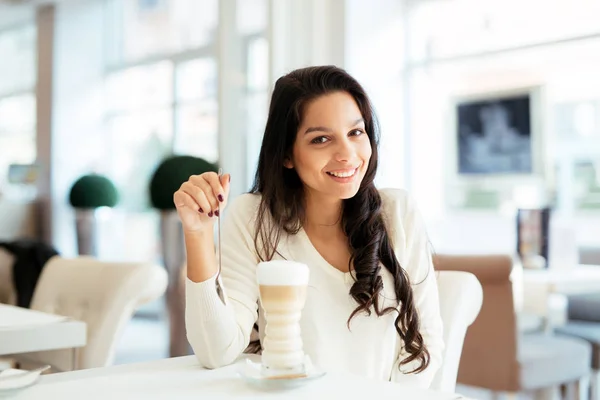 Hermosa Joven Linda Mujer Bebiendo Café Cafetería — Foto de Stock