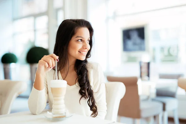 コーヒーを飲みながらカフェで美しい若いブルネットの肖像画 — ストック写真