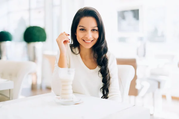 Belle Jeune Femme Mignonne Boire Café Dans Café — Photo