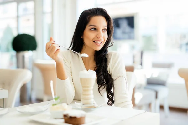 Hermosa Joven Linda Mujer Bebiendo Café Cafetería — Foto de Stock