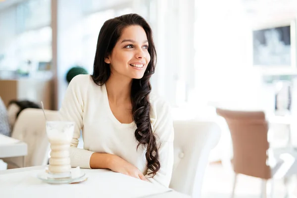 Ritratto Una Bella Giovane Bruna Nel Caffè Che Beve Caffè — Foto Stock