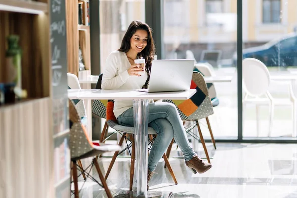 Vakker Brunette Som Nyter Kaffe Bruker Laptop – stockfoto