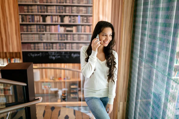 Όμορφη Νεαρή Μελαχρινή Επιχειρηματίας Μιλάει Στο Τηλέφωνο — Φωτογραφία Αρχείου