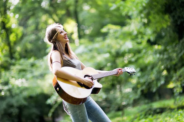 Schöne Frau Spielt Akustikgitarre Der Natur — Stockfoto