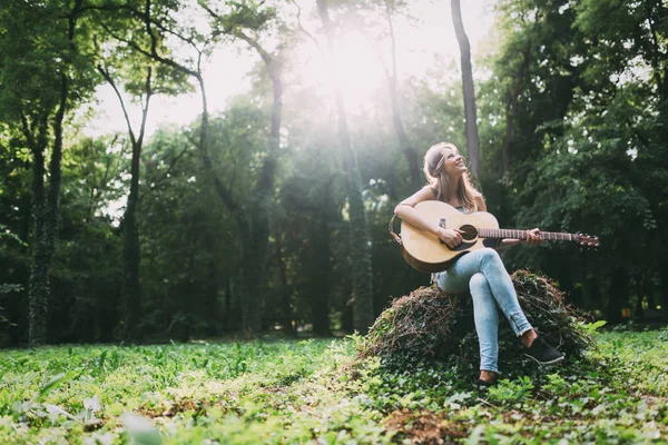 Schöne Frau Spielt Akustikgitarre Der Natur — Stockfoto