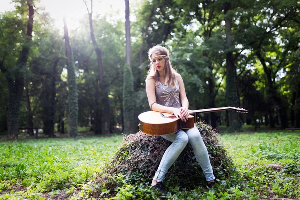Schöne Frau Spielt Akustikgitarre Der Natur — Stockfoto