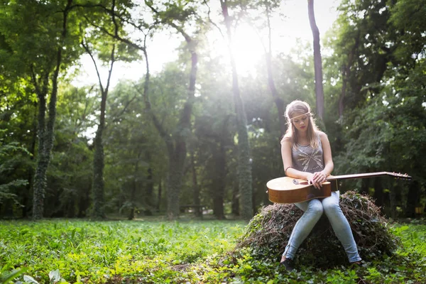 Schöne Frau Spielt Akustikgitarre Der Natur — Stockfoto