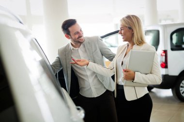 Resim içinde araba Bayilik çalışma profesyonel kadın satışçının