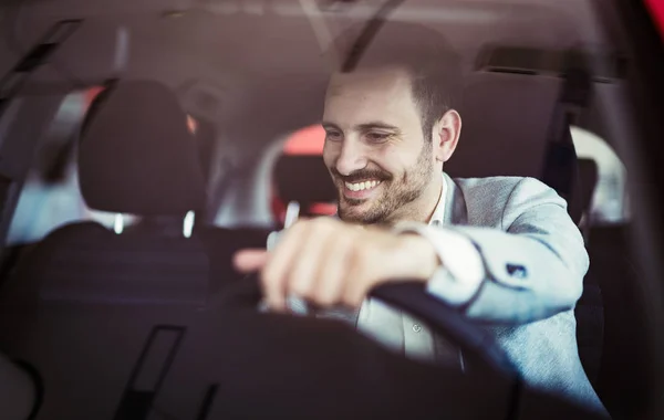 Attraktiver Glücklicher Mann Der Auto Fährt Und Lächelt — Stockfoto