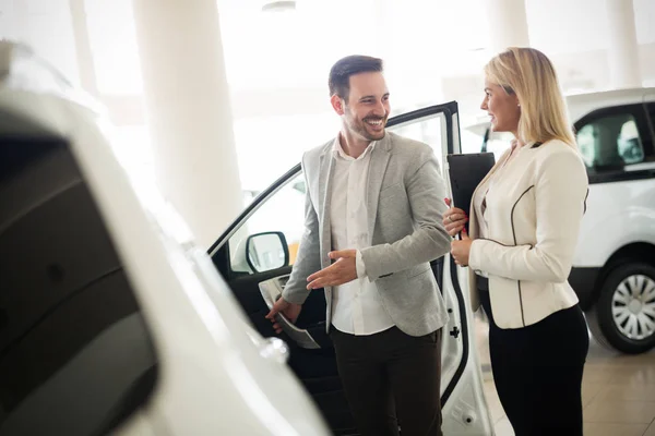 Woman Talking Handsome Car Dealership Worker While Choosing Car Dealership — Stock Photo, Image