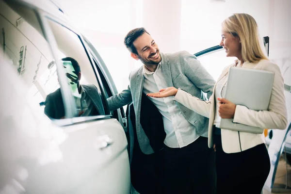 Professional Salesperson Selling Cars Dealership New Buyer — Stock Photo, Image