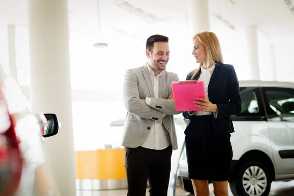 Professionell Kvinna Säljare Arbete Med Kund Vid Bilfirma — Stockfoto