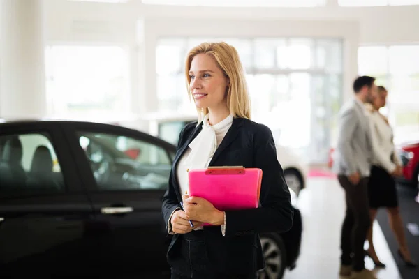 Porträt Einer Jungen Glücklichen Und Erfolgreichen Verkäuferin Autohaus — Stockfoto