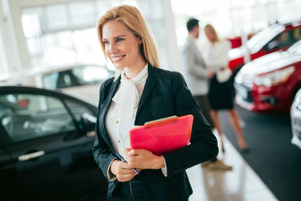 Vendedora Profesional Durante Trabajo Con Cliente Concesionaria Automóviles — Foto de Stock