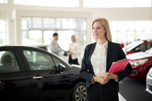 Vendedor Profissional Mulher Durante Trabalho Com Cliente Concessionária Carro — Fotografia de Stock