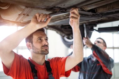Otomotiv Servis Merkezi birlikte çalışan Araba mekaniği