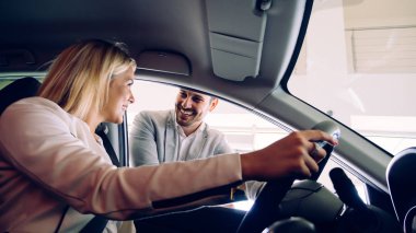 Kadın onun yeni otomatik arka planda onunla konuşmaya satıcı oturan bayilik bir araba satın alma