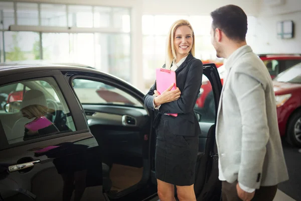 Porträt Der Schönen Jungen Verkäuferin Die Autohaus Steht — Stockfoto