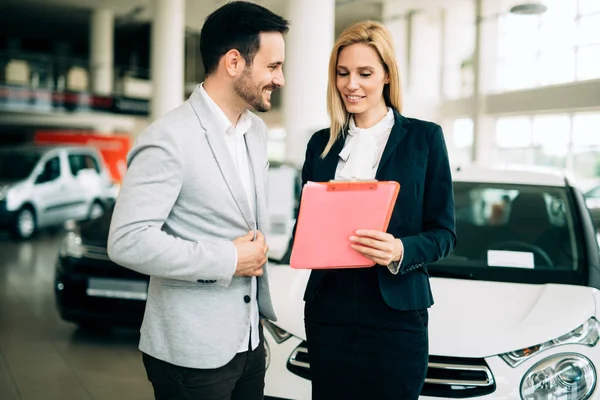 Vendedor Profissional Que Vende Carros Concessionária Novo Comprador — Fotografia de Stock