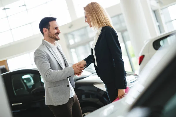 Joven Hermosa Mujer Consultora Ventas Coches Trabajando Sala Exposición — Foto de Stock