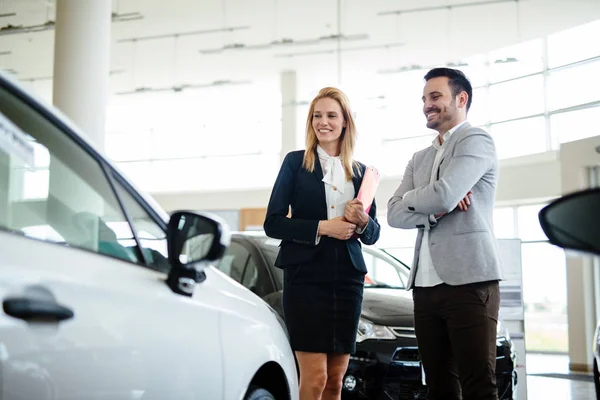 Joven Hermosa Mujer Consultora Ventas Coches Trabajando Sala Exposición — Foto de Stock