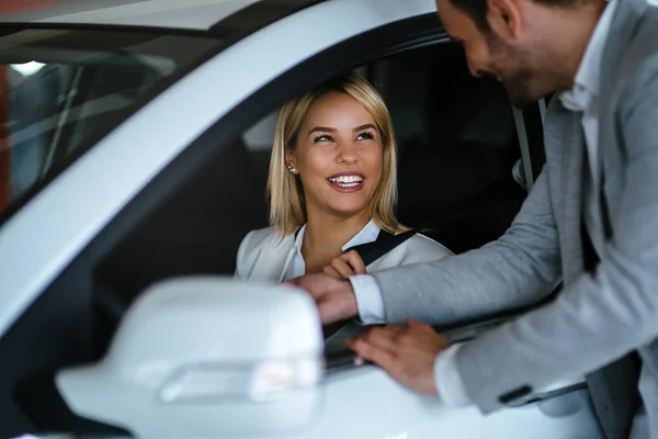 Bilbranschen Bil Försäljning Konsumism Och Människor Koncept Lycklig Man Auto — Stockfoto