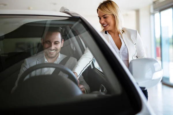 Retrato Jovem Cliente Feliz Comprando Carro Novo — Fotografia de Stock