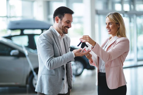 Vendedor Durante Trabajo Con Cliente Concesionaria Automóviles Dando Llaves Dueño — Foto de Stock