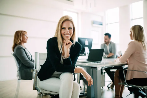 Imagen Vendedores Sonrientes Atractivos Reunión Oficina —  Fotos de Stock