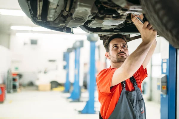 Car Mechanic Changing Motor Oil Automobile Engine Maintenance Repair Service — Stock Photo, Image