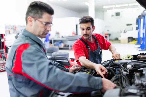 Mecánicos Automóviles Trabajando Juntos Centro Servicio Automotriz — Foto de Stock