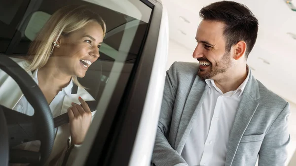 Mujer Comprando Coche Concesionario Sentado Nuevo Auto Vendedor Hablando Con — Foto de Stock