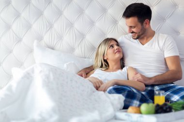 Birlikte yatakta kahvaltı genç çekici çift