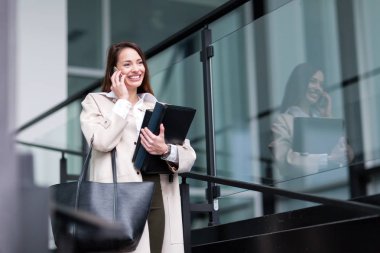 Ofise gidecek genç başarılı güzel iş kadını portresi