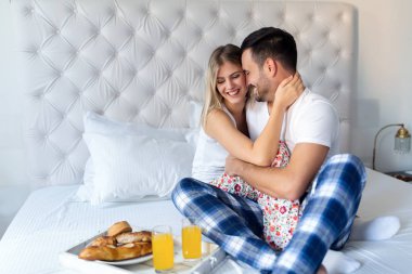 Birlikte yatakta kahvaltı genç çekici çift