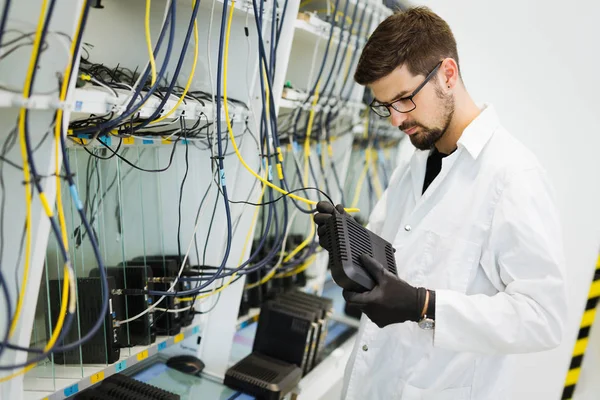 Imagem Engenheiro Técnico Rede Testando Modems Fábrica — Fotografia de Stock