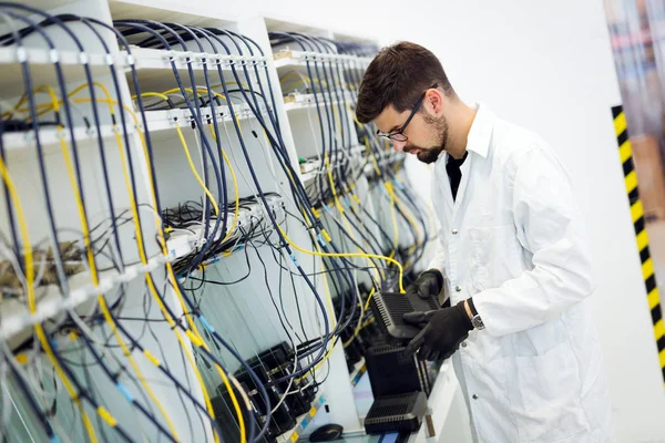 Picture Network Technician Engineer Testing Modems Factory — Stock Photo, Image